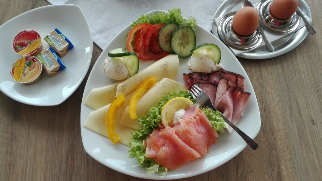 Frühstück mit Lachs im Cafe Wagner